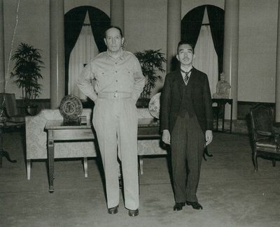 Douglas MacArthur en keizer Hirohito enkele dagen na de Japanse overgave